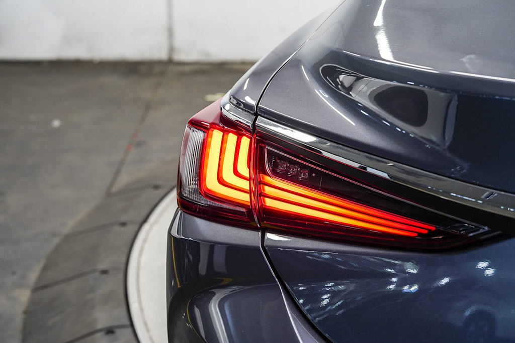 Thumbnail: 2021 Lexus ES - 23