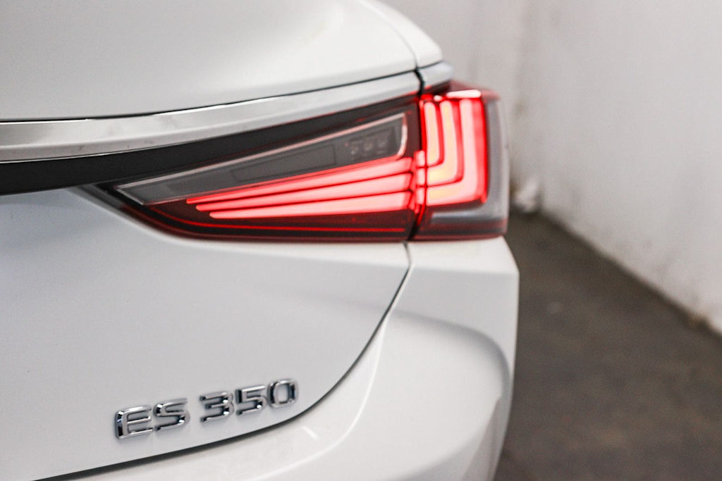 Thumbnail: 2025 Lexus ES - 23