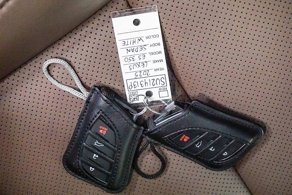 Thumbnail: 2025 Lexus ES - 17