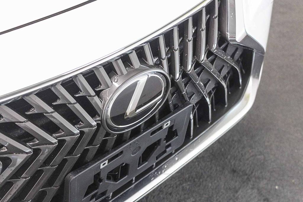 Thumbnail: 2025 Lexus ES - 19