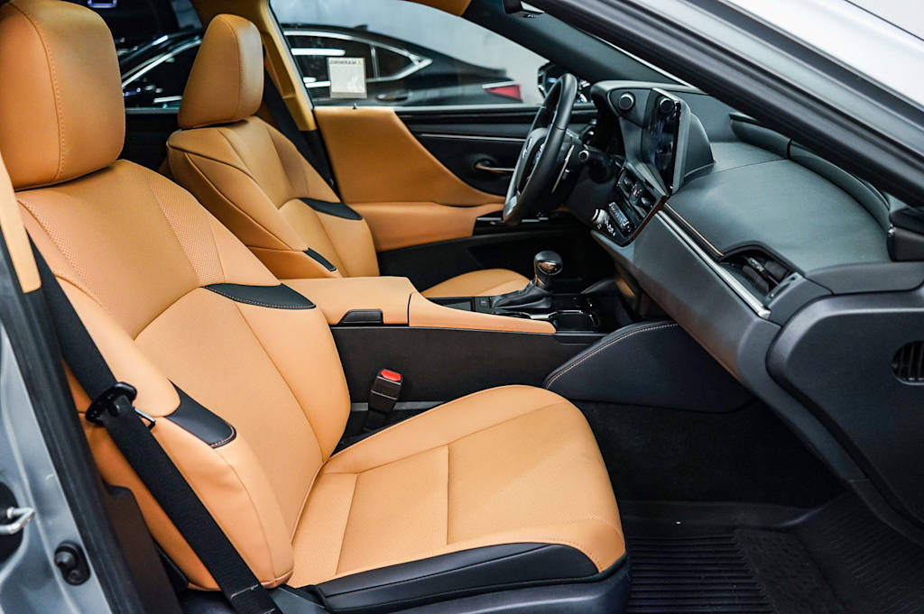 Thumbnail: 2025 Lexus ES - 10