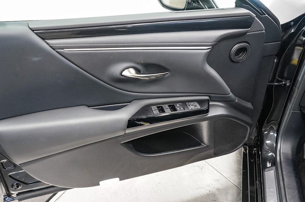 Thumbnail: 2025 Lexus ES - 26