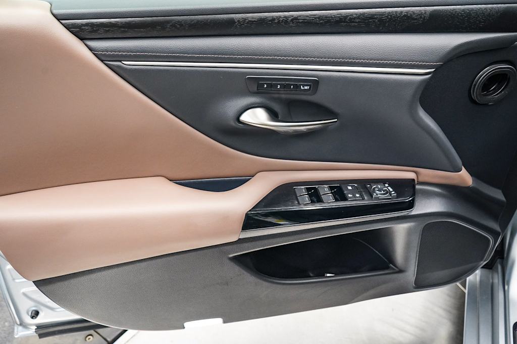 Thumbnail: 2025 Lexus ES - 28