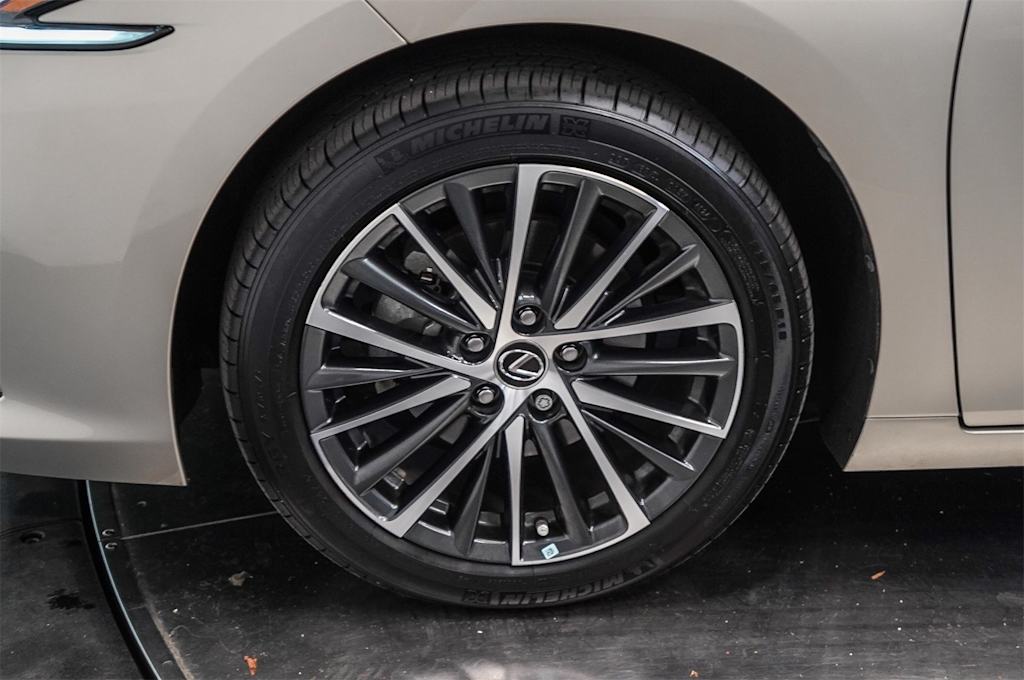 Thumbnail: 2022 Lexus ES - 7