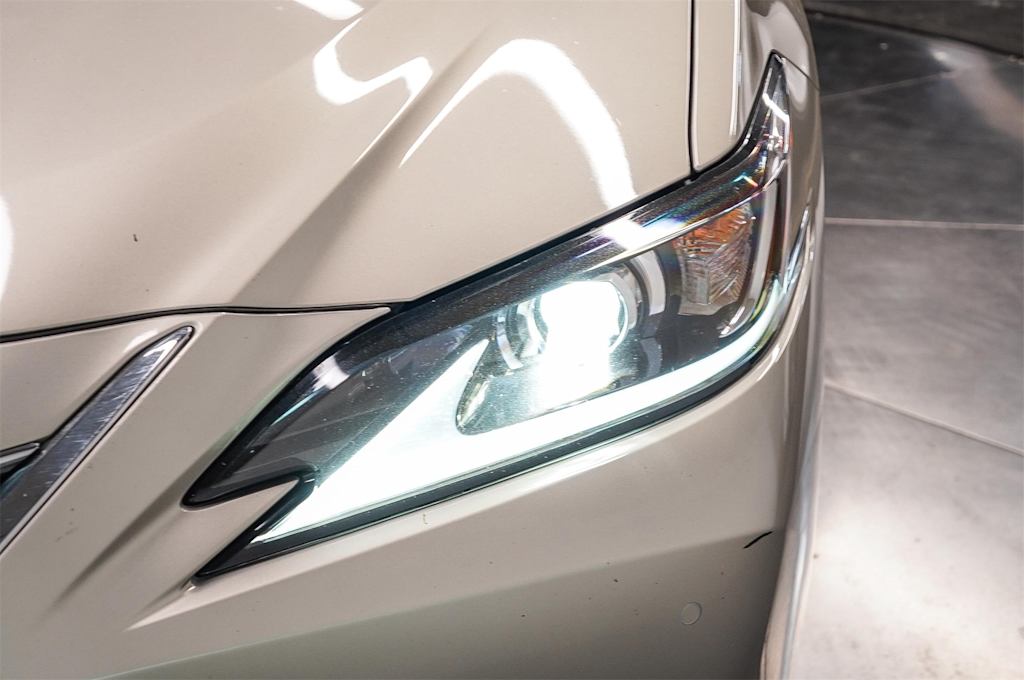 Thumbnail: 2022 Lexus ES - 20