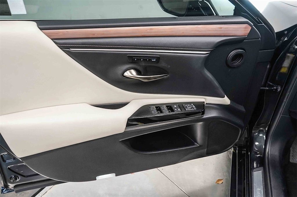 Thumbnail: 2023 Lexus ES - 26