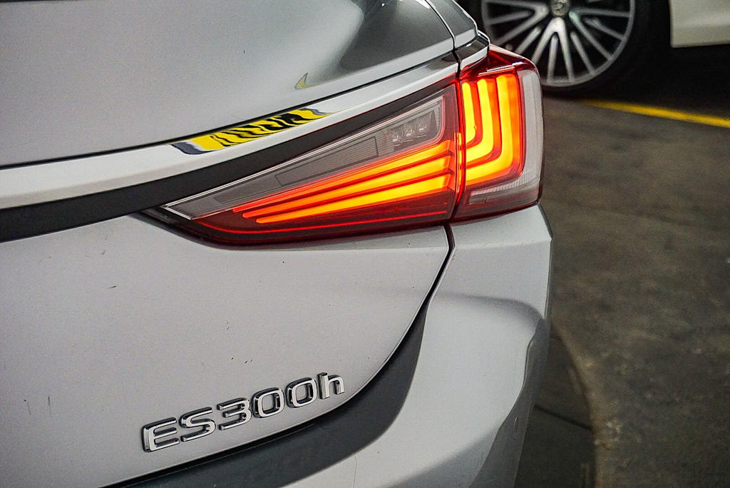 Thumbnail: 2023 Lexus ES - 20