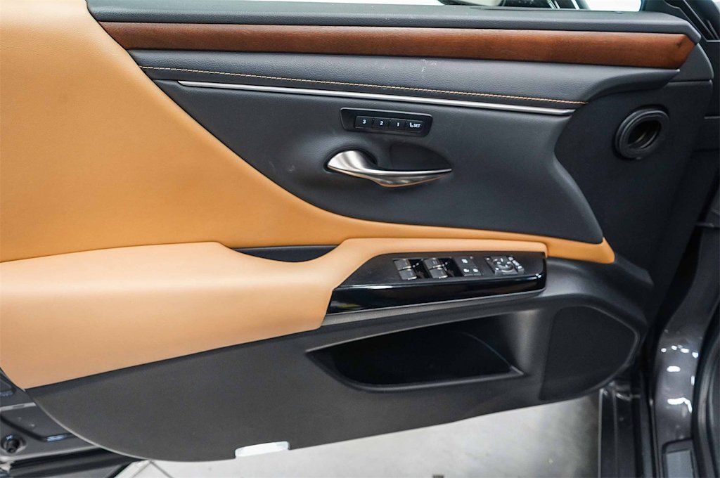 Thumbnail: 2025 Lexus ES - 26