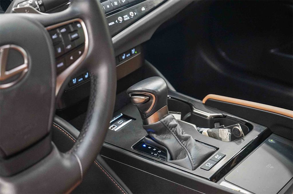 Thumbnail: 2025 Lexus ES - 28
