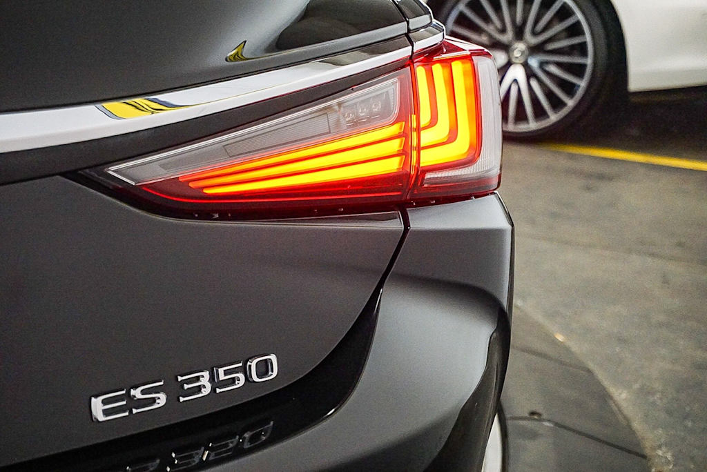 Thumbnail: 2021 Lexus ES - 22
