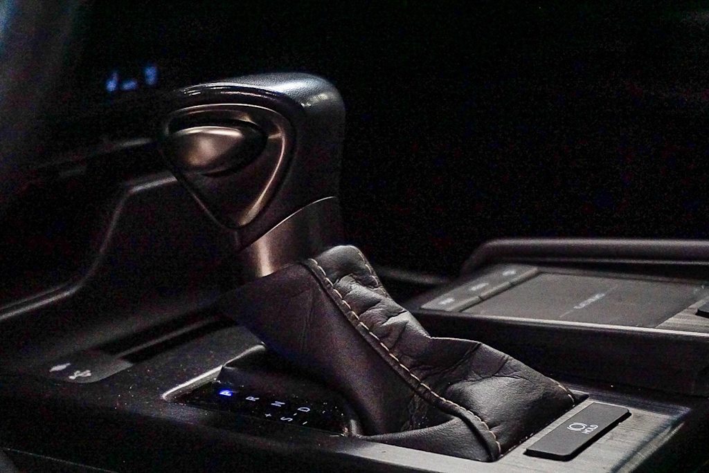 Thumbnail: 2021 Lexus ES - 14