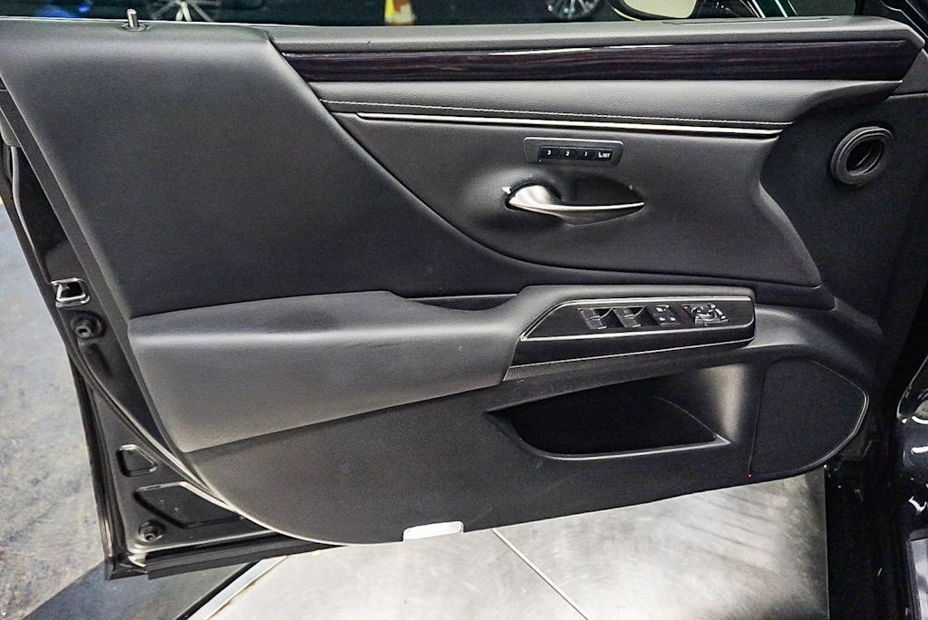 Thumbnail: 2021 Lexus ES - 25