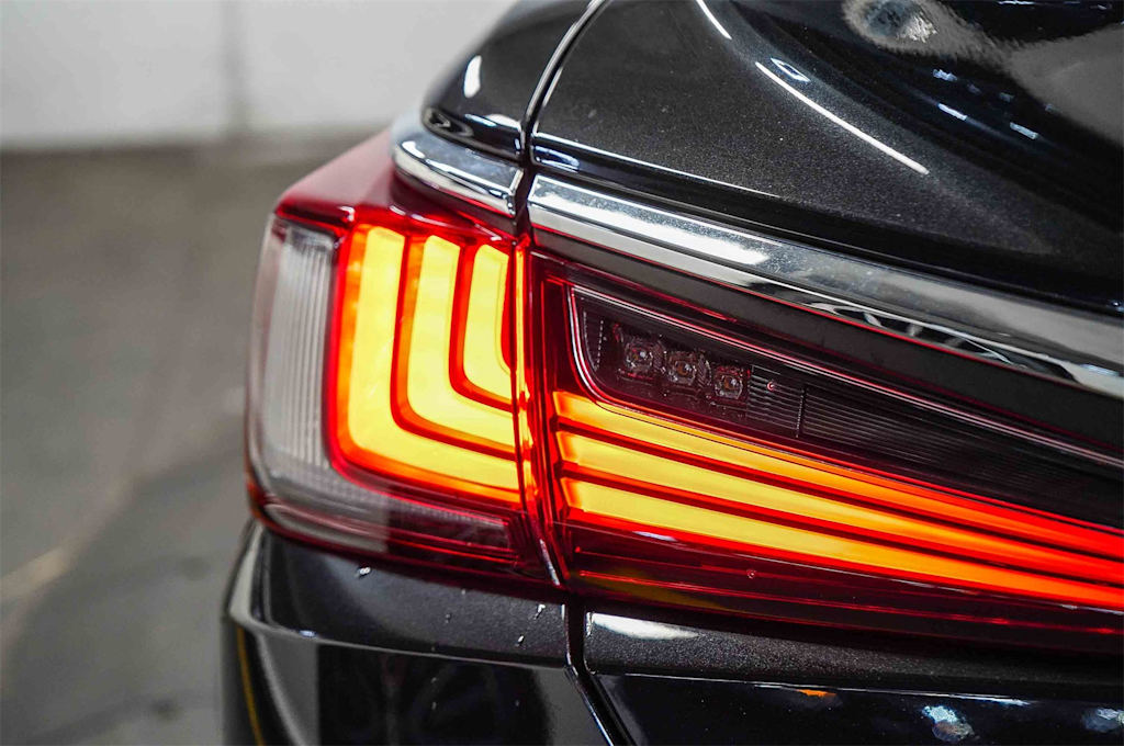 Thumbnail: 2022 Lexus ES - 22