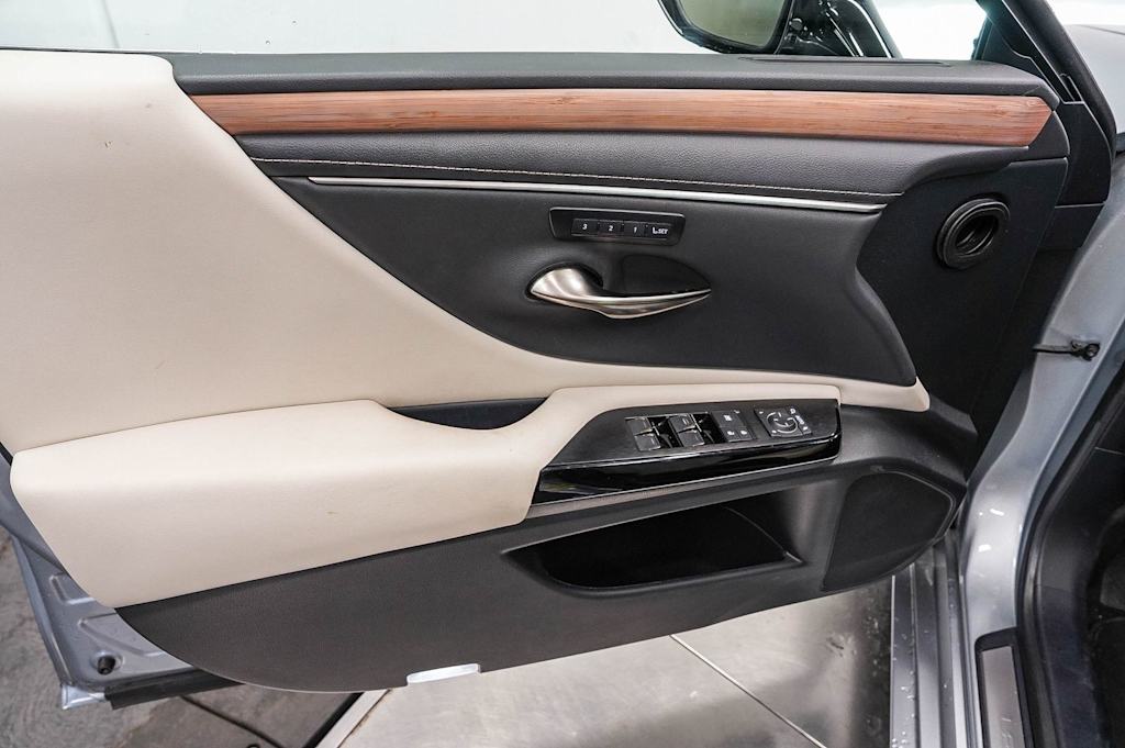 Thumbnail: 2024 Lexus ES - 26