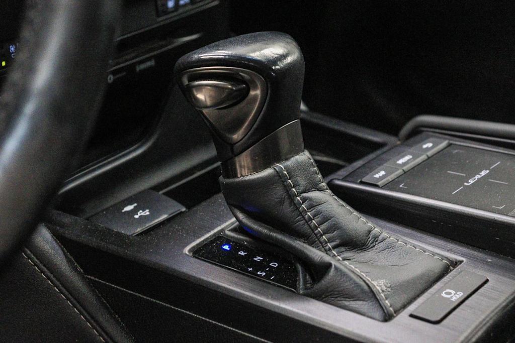 Thumbnail: 2021 Lexus ES - 22