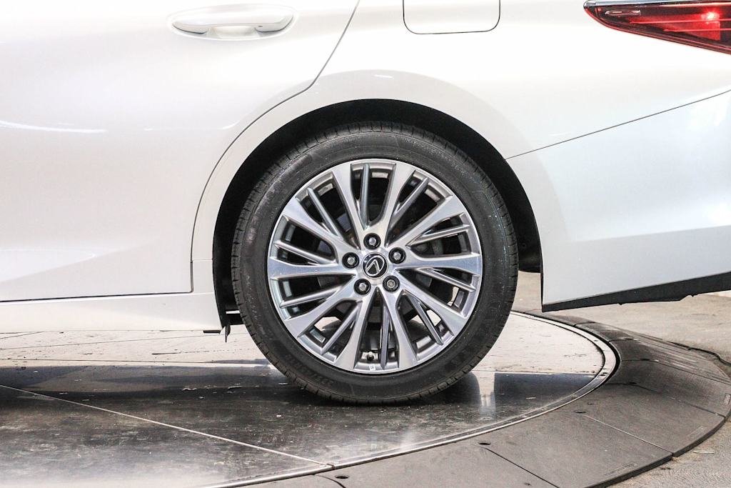 Thumbnail: 2021 Lexus ES - 18