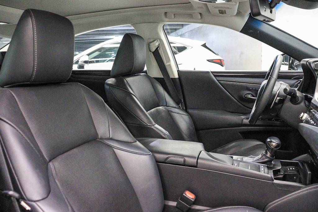 Thumbnail: 2021 Lexus ES - 9