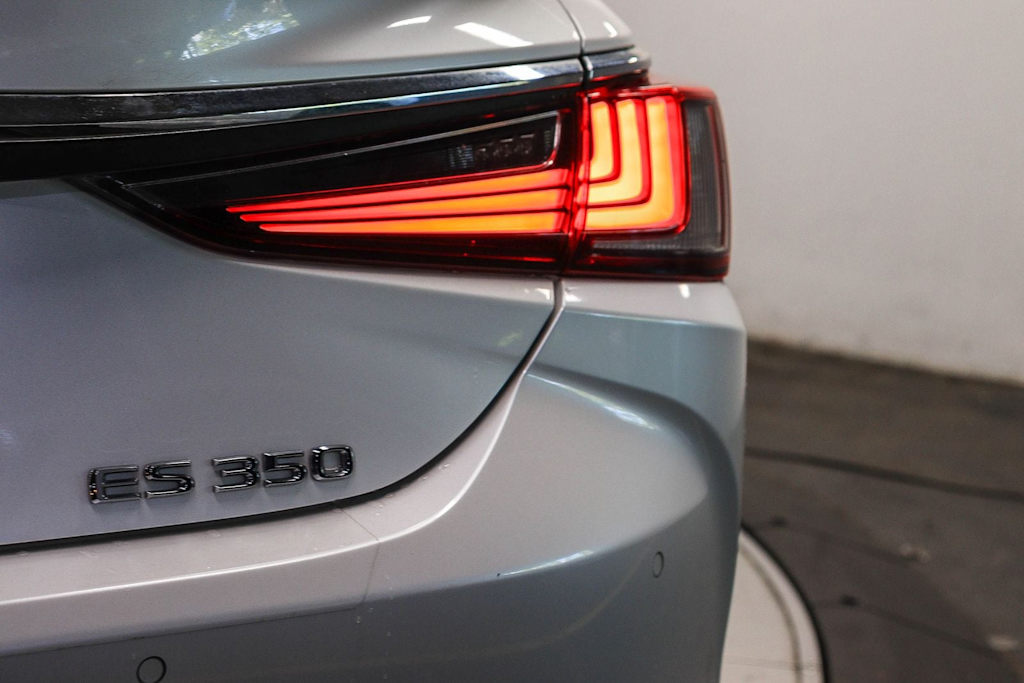 Thumbnail: 2021 Lexus ES - 19
