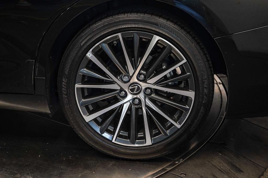 Thumbnail: 2024 Lexus ES - 21