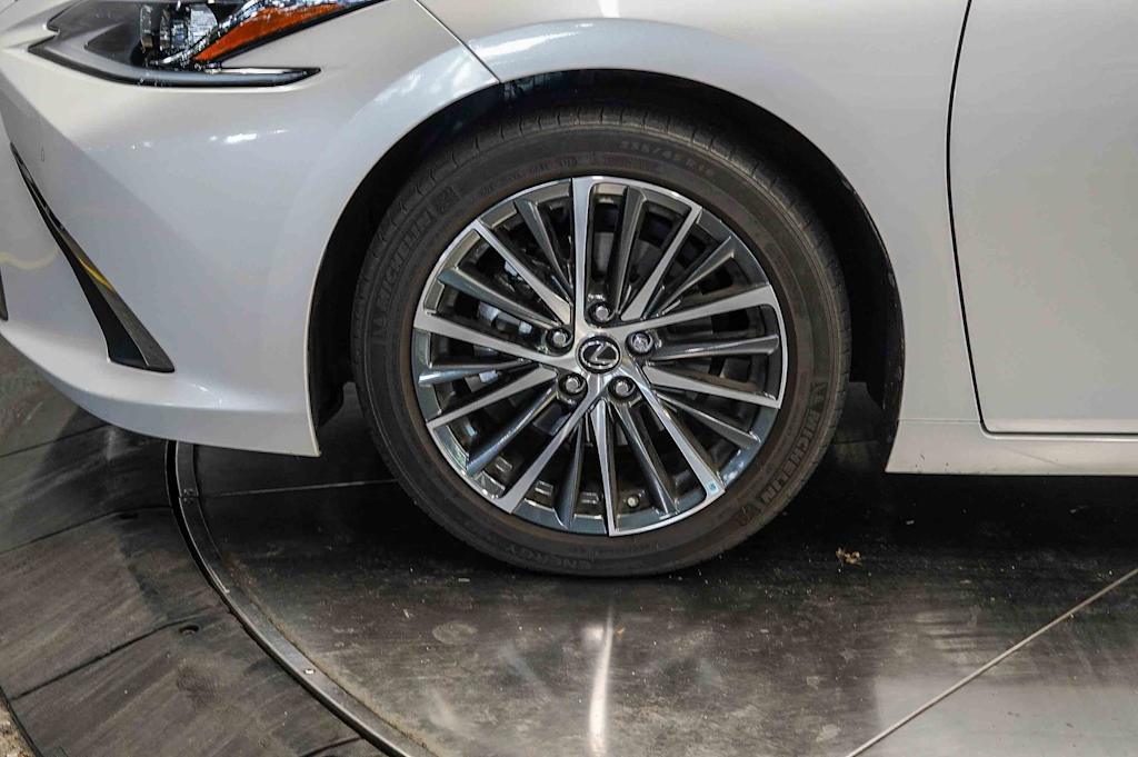 Thumbnail: 2023 Lexus ES - 7
