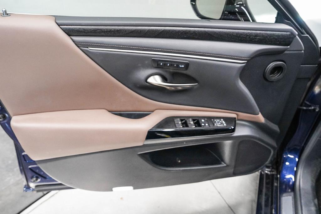 Thumbnail: 2024 Lexus ES - 26