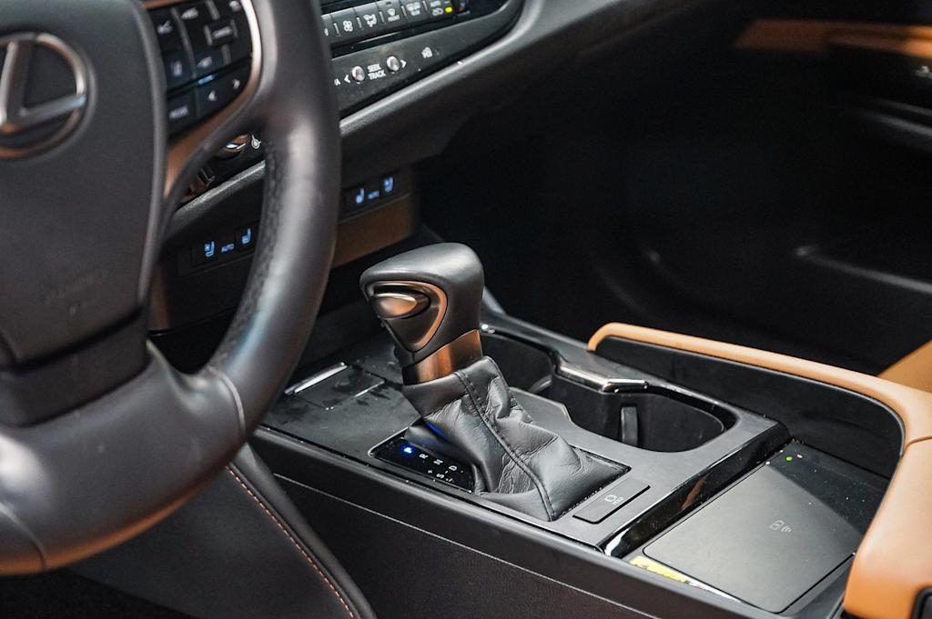 Thumbnail: 2025 Lexus ES - 16