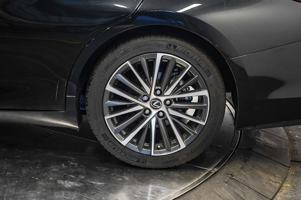 Thumbnail: 2025 Lexus ES - 21