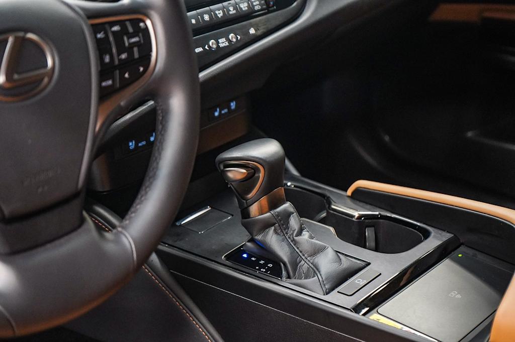 Thumbnail: 2025 Lexus ES - 16