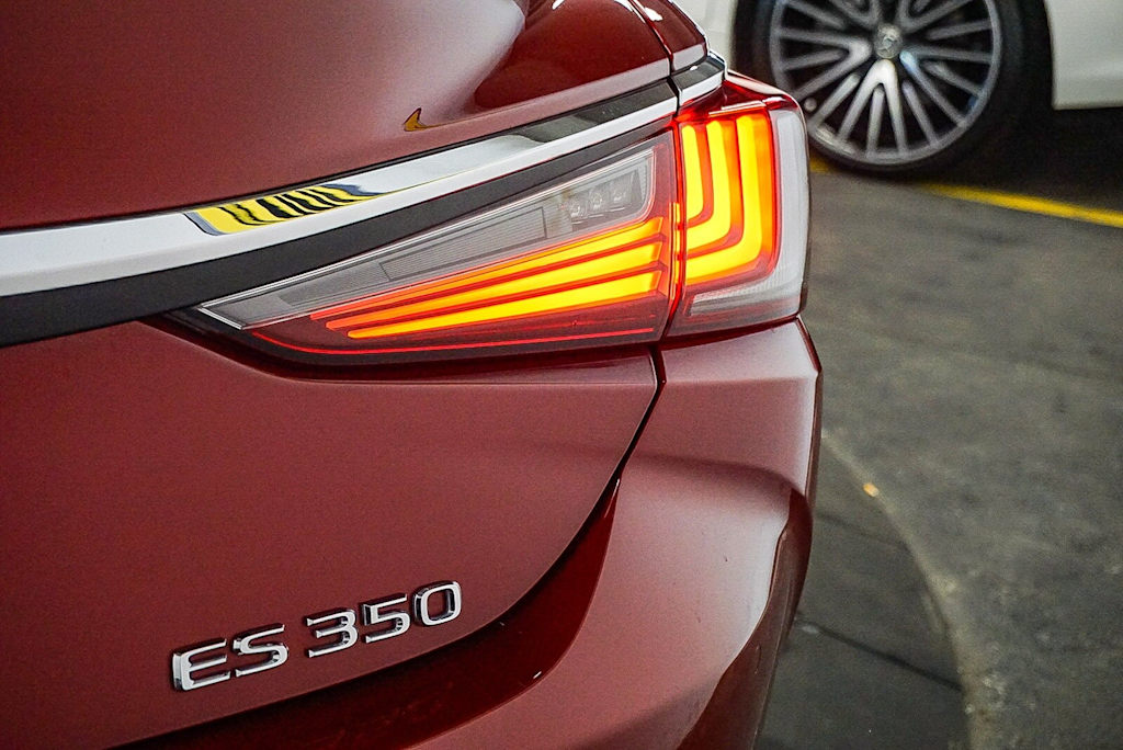 Thumbnail: 2022 Lexus ES - 23