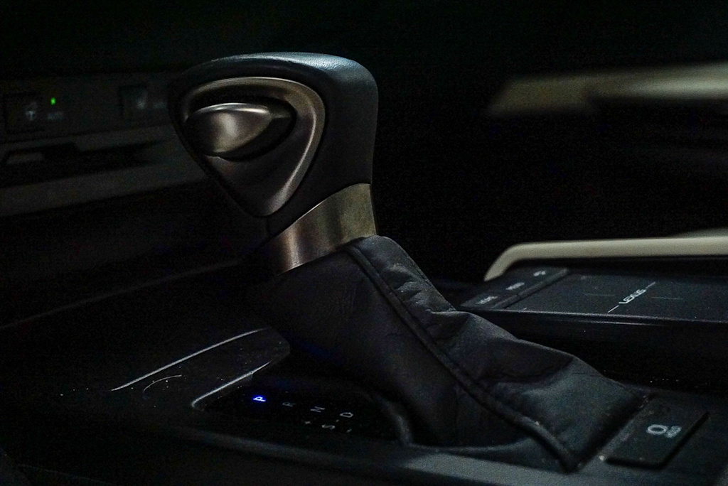 Thumbnail: 2022 Lexus ES - 16