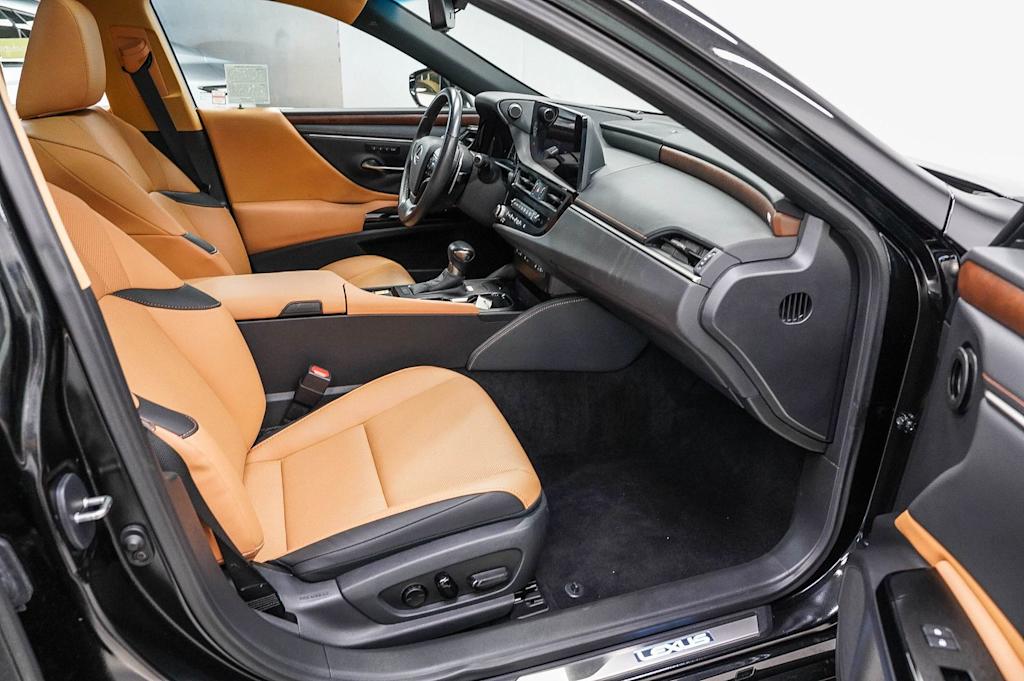 Thumbnail: 2025 Lexus ES - 10