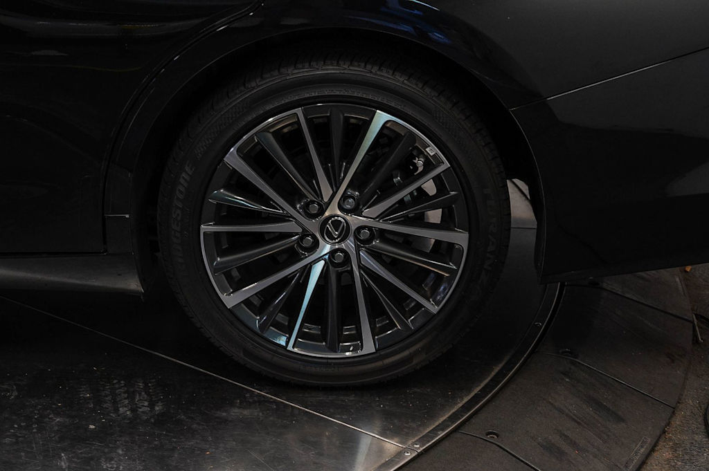 Thumbnail: 2025 Lexus ES - 32