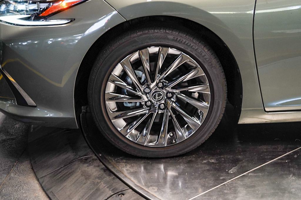 Thumbnail: 2025 Lexus ES - 7