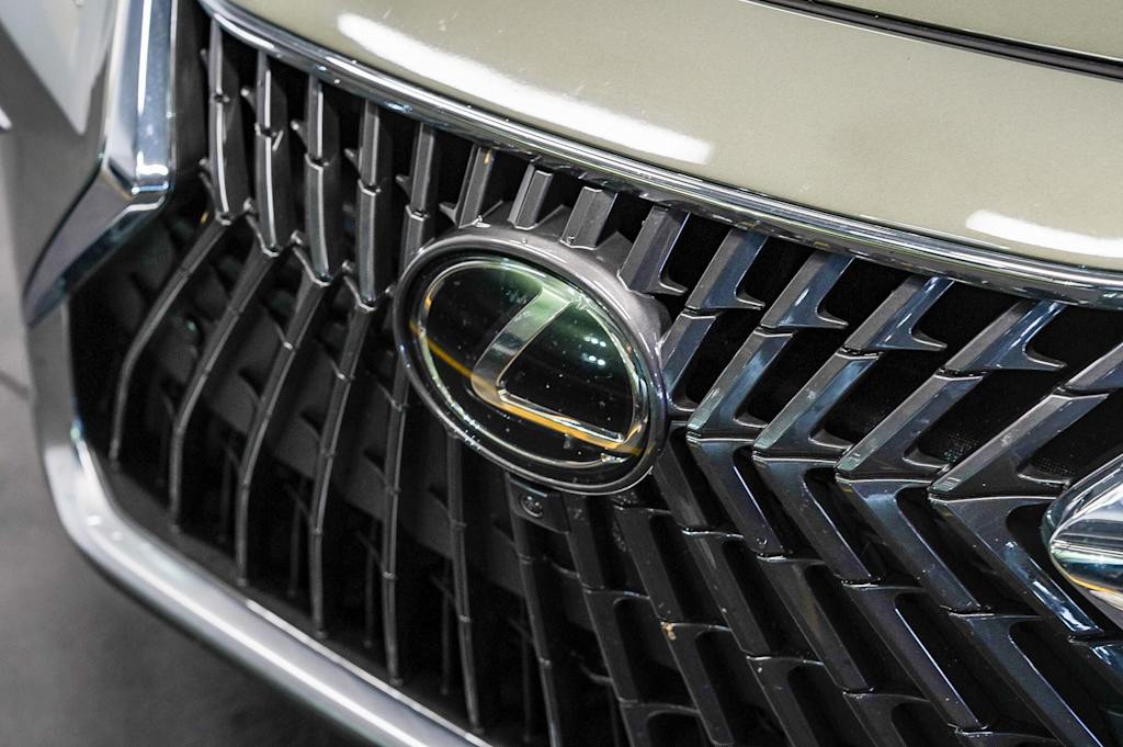 Thumbnail: 2025 Lexus ES - 6