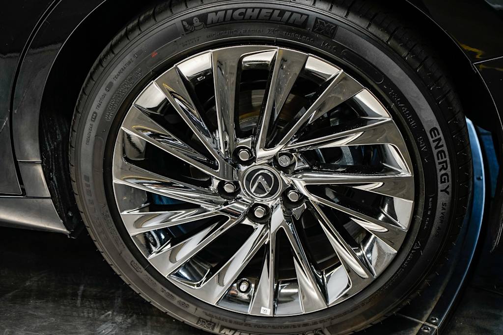 2025 Lexus ES Hybrid 300h Luxury 6