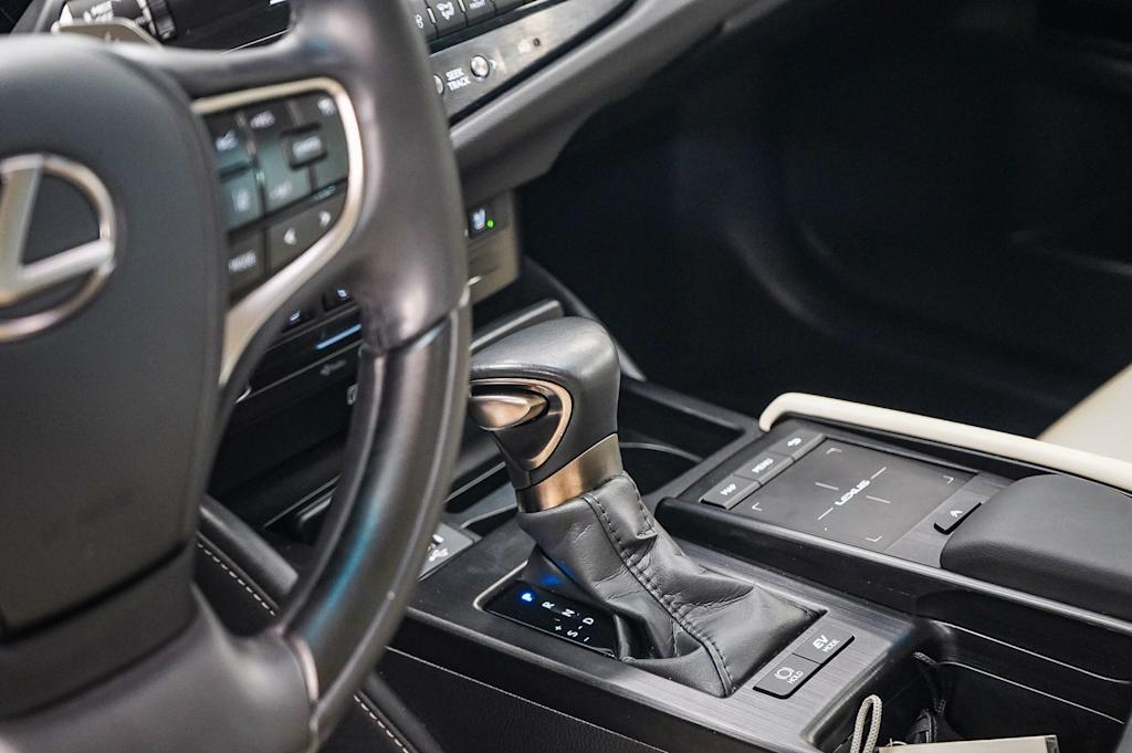 Thumbnail: 2022 Lexus ES - 14