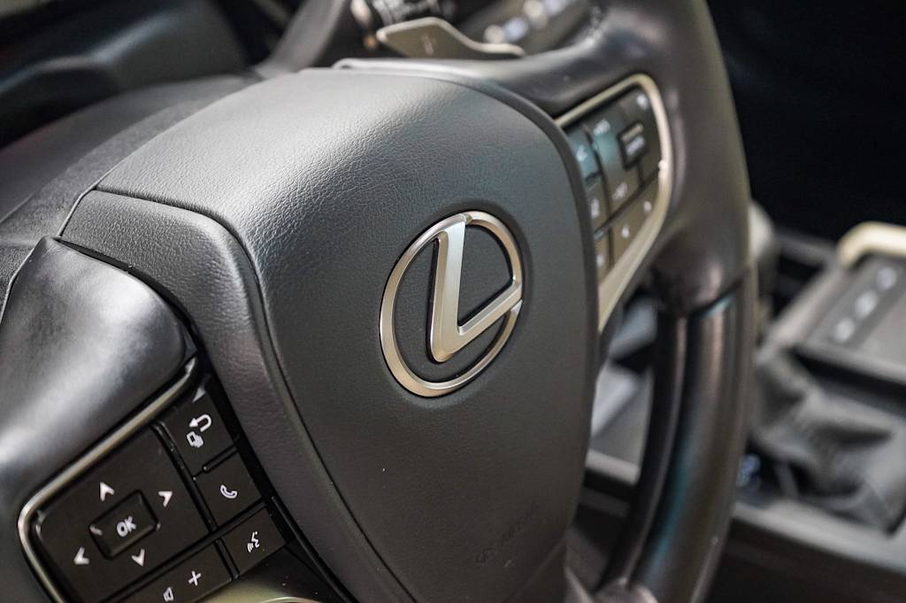 Thumbnail: 2022 Lexus ES - 24