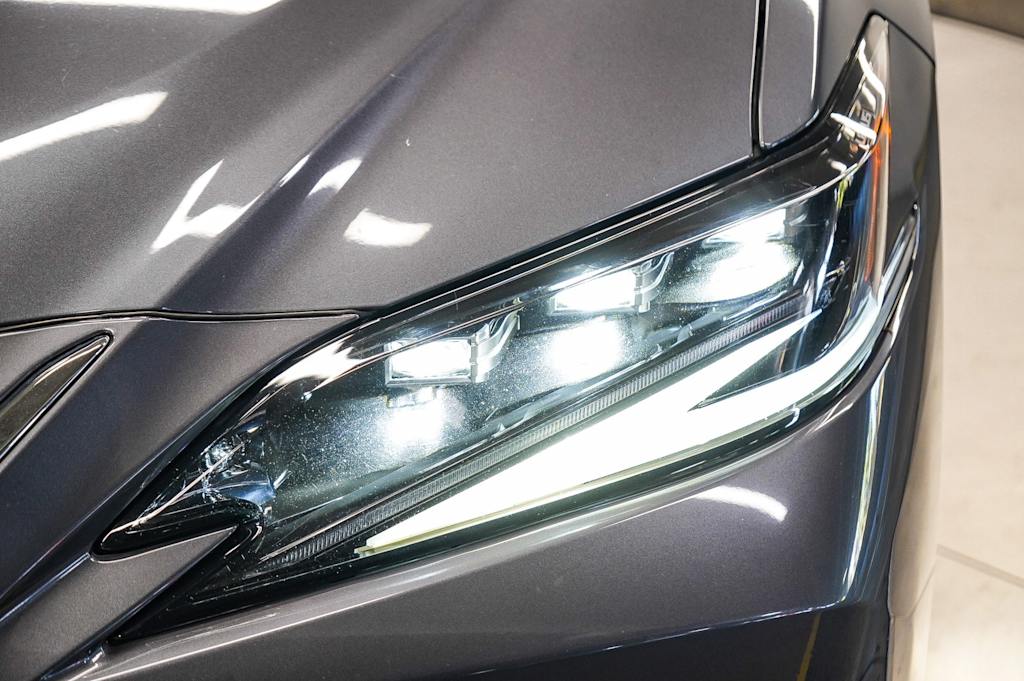 Thumbnail: 2022 Lexus ES - 19