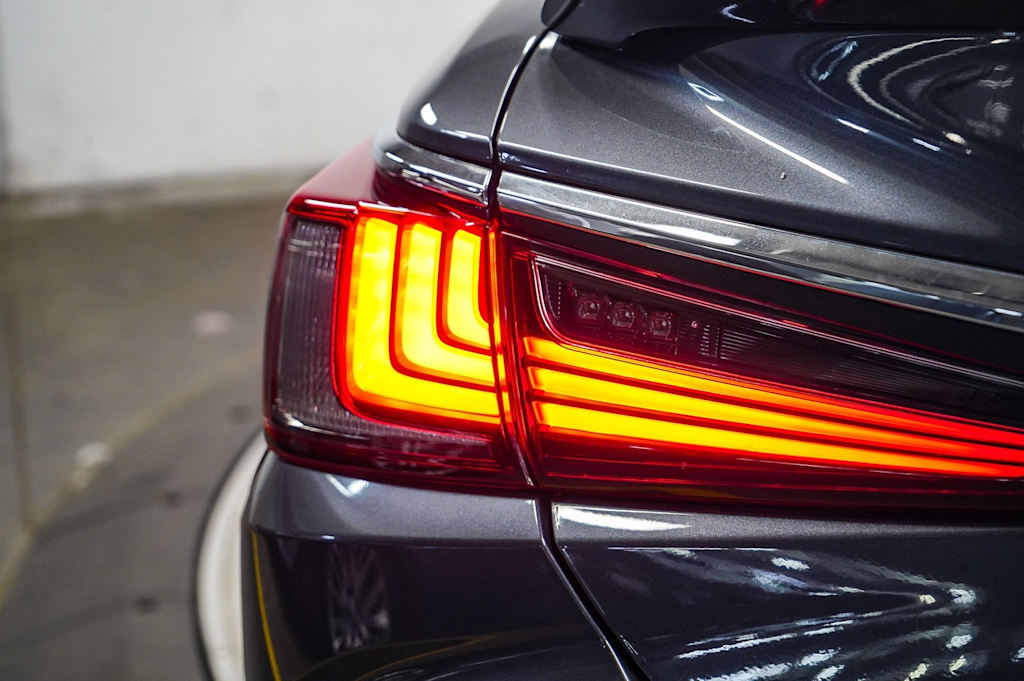 Thumbnail: 2022 Lexus ES - 21