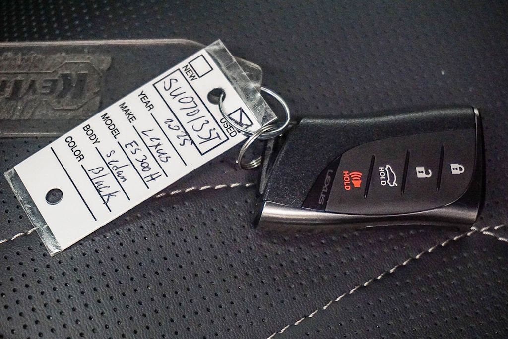 Thumbnail: 2025 Lexus ES - 16