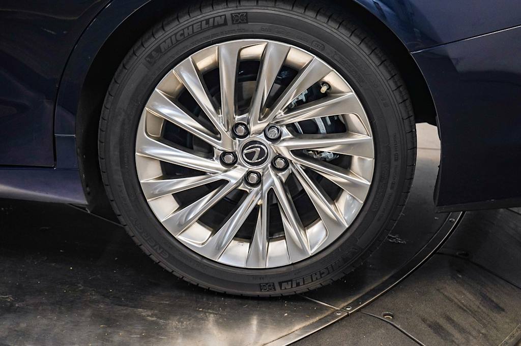 Thumbnail: 2022 Lexus ES - 21