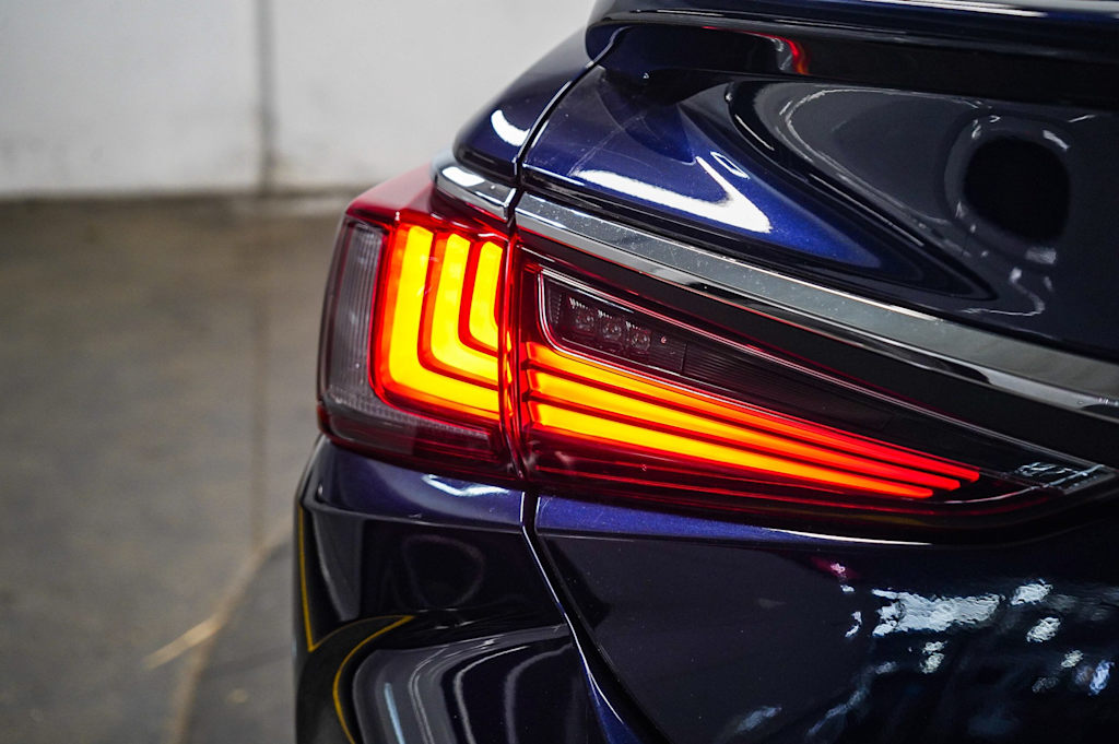 Thumbnail: 2022 Lexus ES - 22