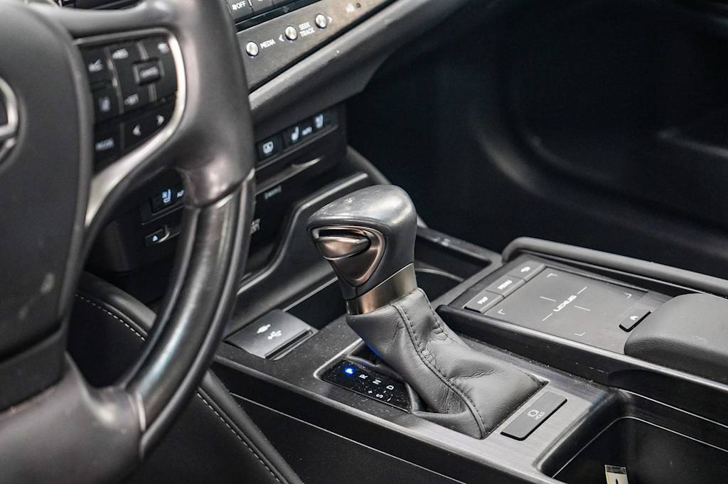 Thumbnail: 2022 Lexus ES - 15