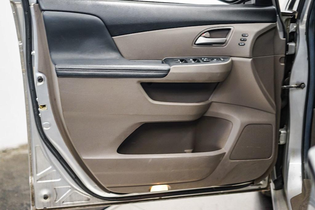 Thumbnail: 2012 Honda Odyssey - 27