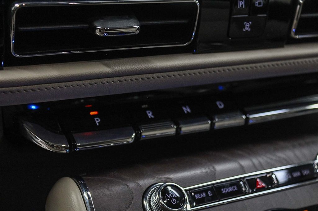 Thumbnail: 2023 Lincoln Aviator - 18