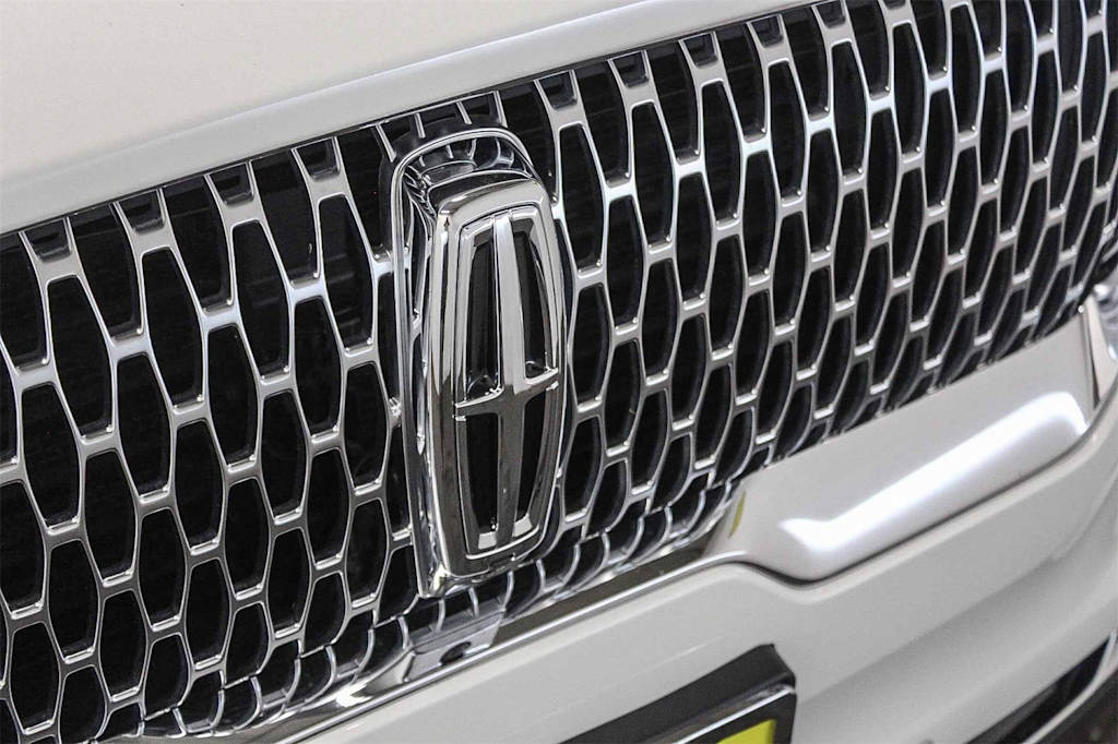 Thumbnail: 2023 Lincoln Aviator - 16