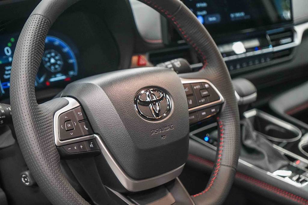 Thumbnail: 2025 Toyota Sienna - 14