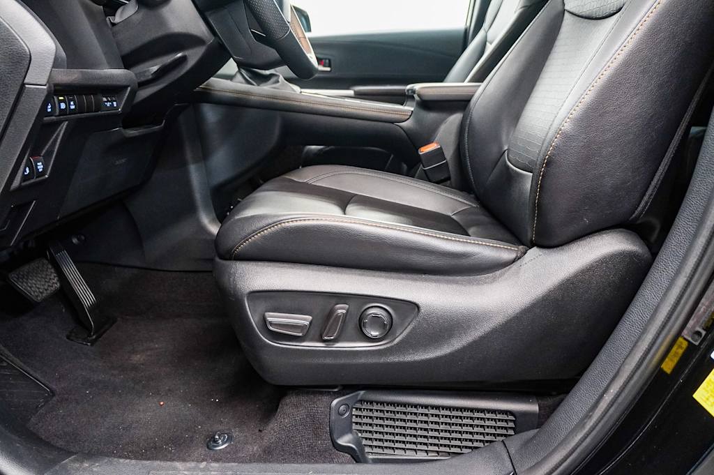 2023 Toyota Sienna XLE Woodland 24