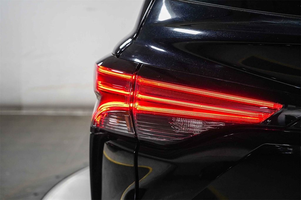 Thumbnail: 2023 Toyota Sienna - 23