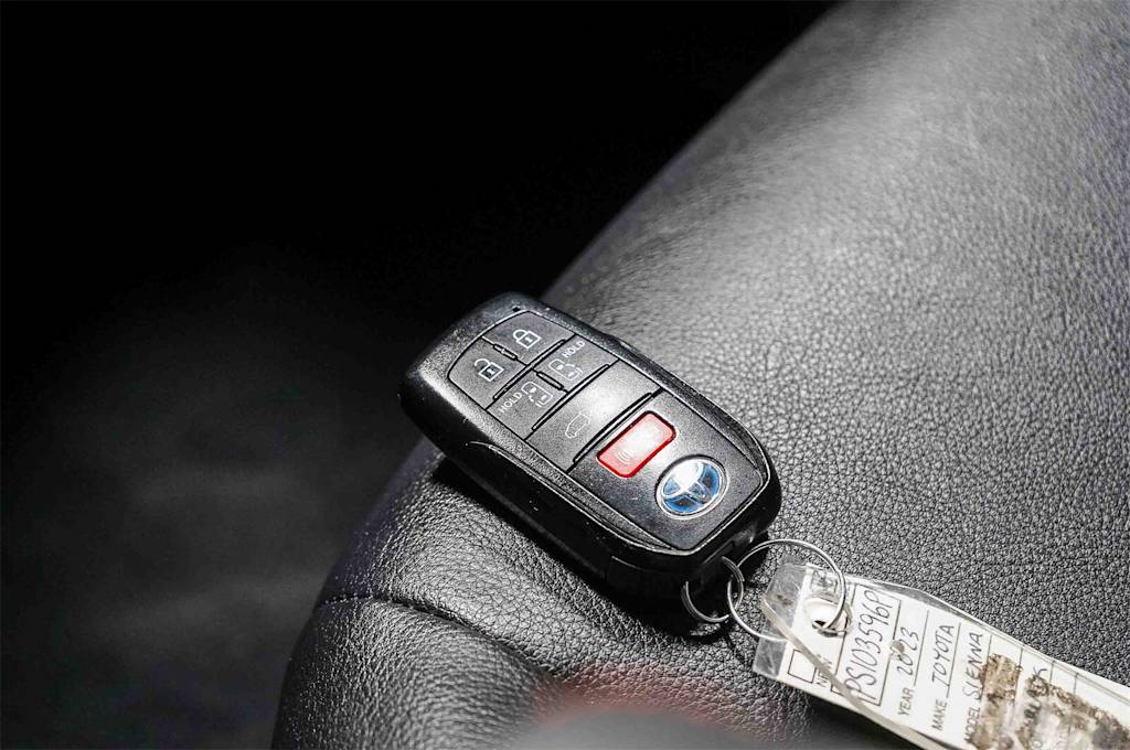 Thumbnail: 2023 Toyota Sienna - 17